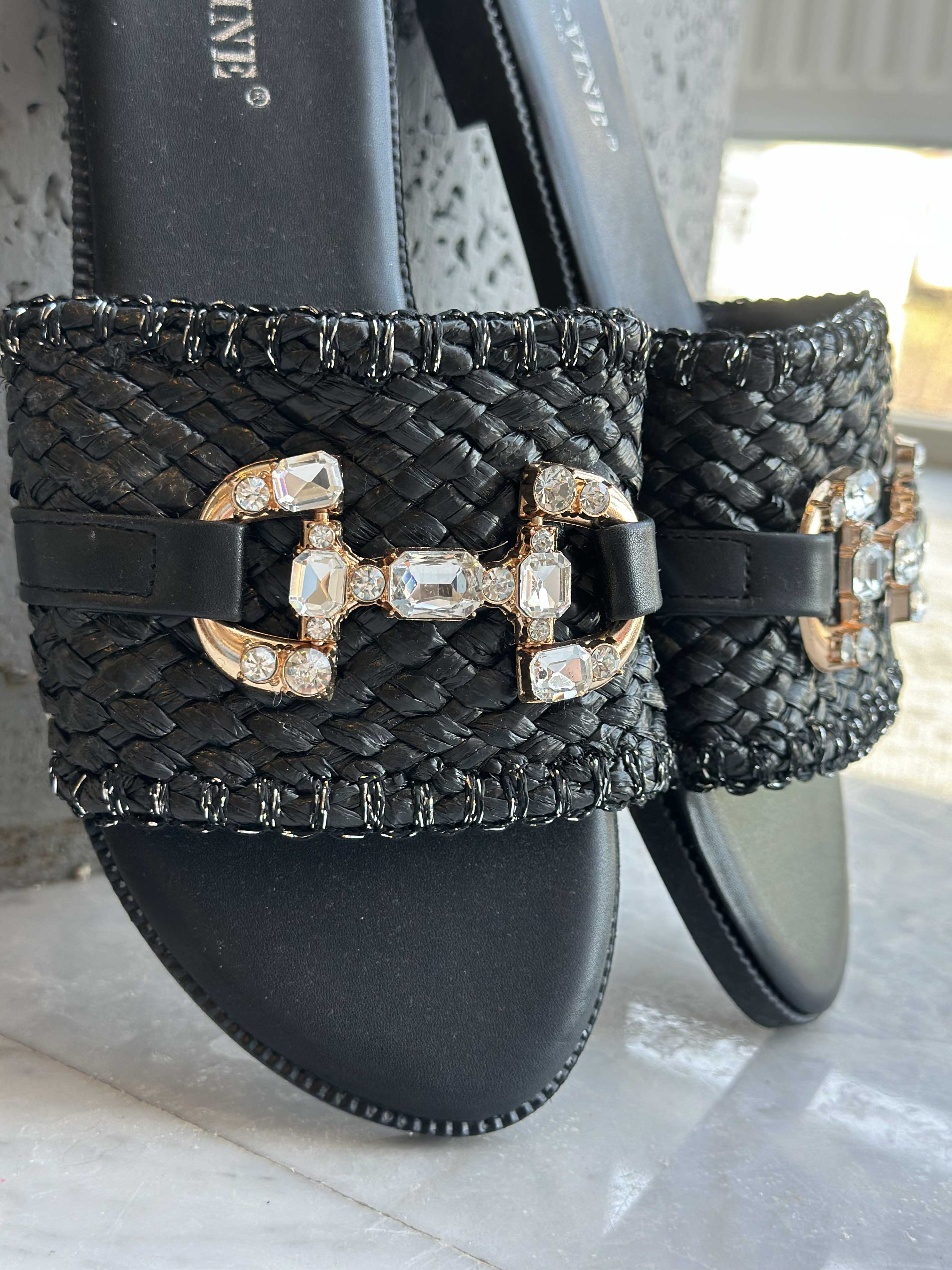 Vicki - Söta sandaler med korgflätning och spänne i similisten